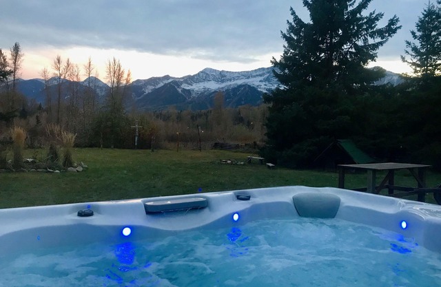 Fernie Lodging-2-6 people guest suite. 6-8 full lodge.Great location.B&B option