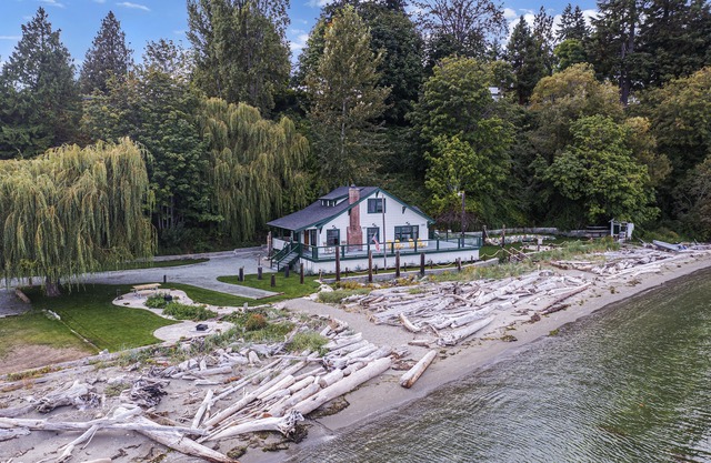 Ferry Cove - Private low bank beachfront property.