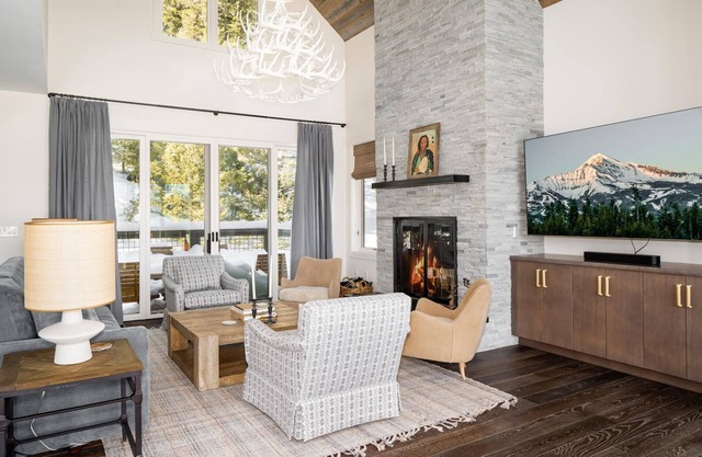 Festive Dates Available! Luxury Ski-In/Ski-Out Mountain Home with Hot Tub, WIFI and 4 decks!