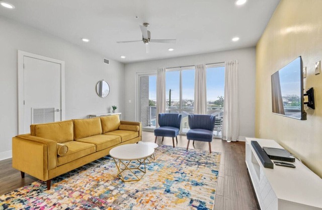 Festive Luxury Condo Near the Quarter with Balcony
