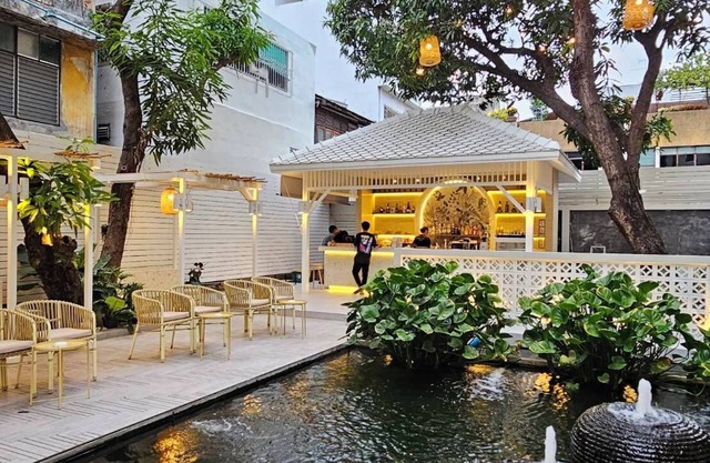 Feung Nakorn Balcony Rooms and Cafe