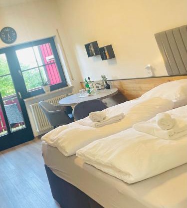 FeWo 13 - Appartement im Rottalblick - Elegant und ruhig wohnen, Tiere willkommen, Bademantelgang zur Therme, TV, Boxspringbett und Balkon