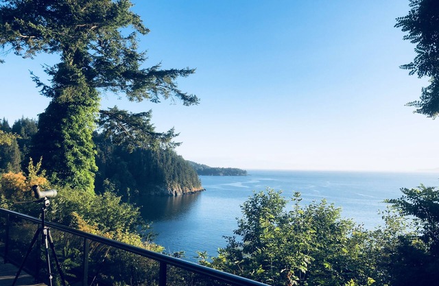 Fidalgo Island, Haus am Wasser mit Ozean, Inseln und wunderschönen Sonnenuntergängen.