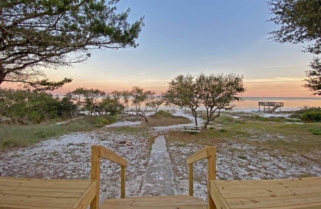 "Fiddler Crab" Beautiful 2BR/3BA beachfront house