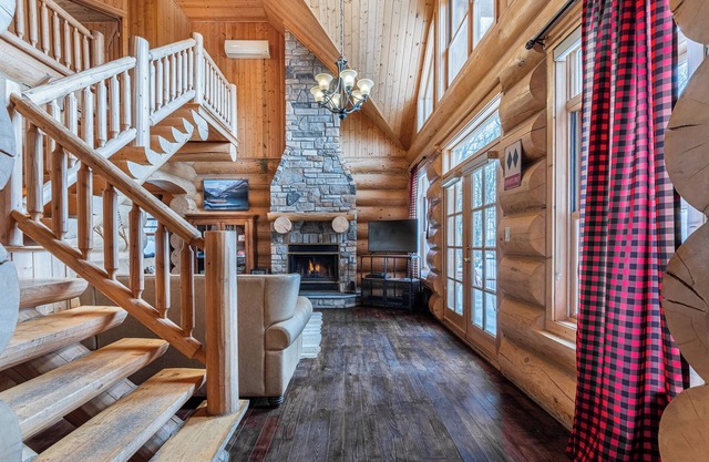 Fiddler Lake Resort Chalet + Private Jacuzzi