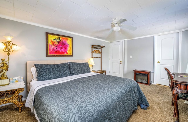Fiddler On The Roof Room Enjoy the mountain view and relax in this bright room, which has a King-Size bed, an en suite bathroom, and mountain views. It sleeps 2. A gourmet breakfast is FREE and served fresh each morning. Fiddler On The Roo