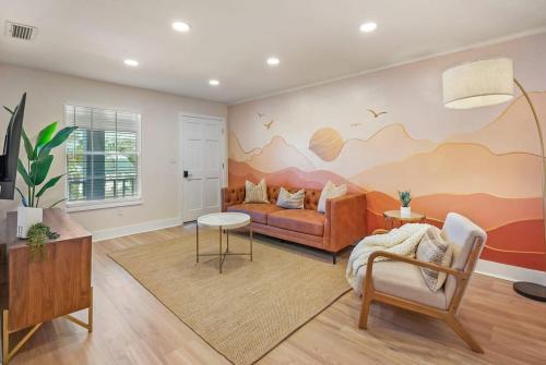 Fido Friendly Condo Sun and Fun Walk to DT Free Parking