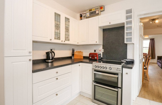 FIELDVIEW COTTAGE, pet friendly, with a garden in Great Massingham