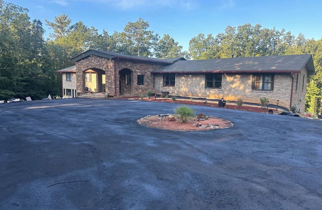 Private Lodge for Groups & When Nature Calls! 9.4 mi to downtown ATL. Sleeps 15+