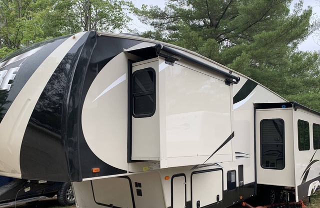 Fifth wheel bunkhouse - TROUT LAKE MICHIGAN - full hook up - sleeps up to 9