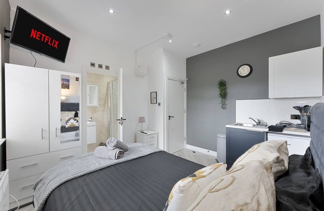 Fifty Shades Modern Apartment in Central with 1 bed En-Suite w/free parking