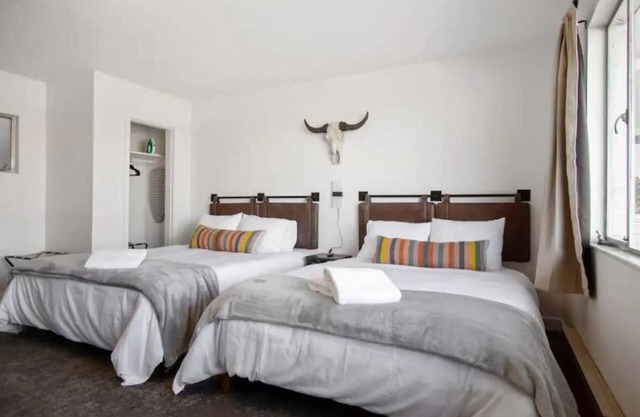 Fillmore Lodge: Comfortable 2 Double Queens Room