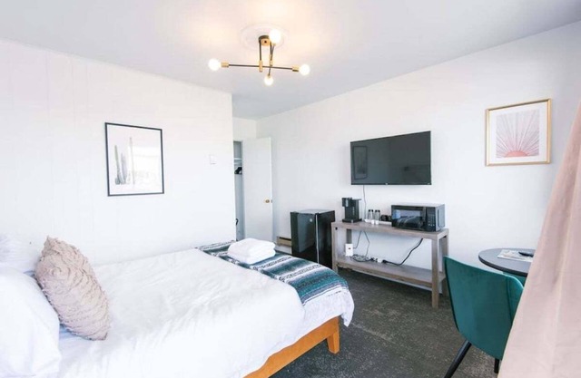 Fillmore Lodge:Comfortable Queen Room - Best Price
