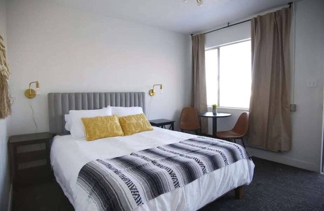 Fillmore Lodge: Fantastic Queen Room - Best Price