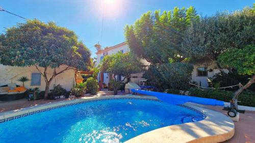 Finca Craig, Spacious Farmhouse with amazing garden and private heated pool