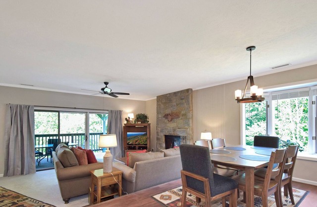 Finch 8 | Restaurant, Pool, Spa