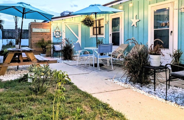 Find your Happy Place! Steps from Beach, Restaurants and Guaranteed Clean!