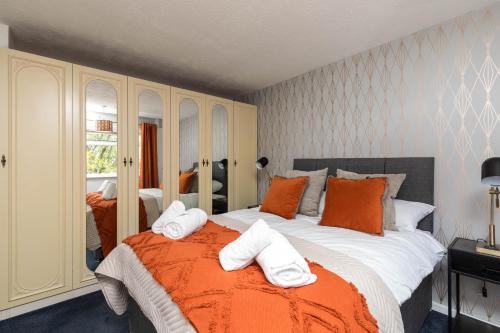 Findon House- Spacious 3BR, contractor, relocations friendly,10mins from GATWICK Airport, free parking, WIFI, garden