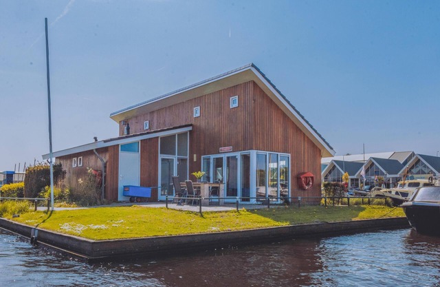 Angepasstes Haus in schöner Lage mit Seeblick
