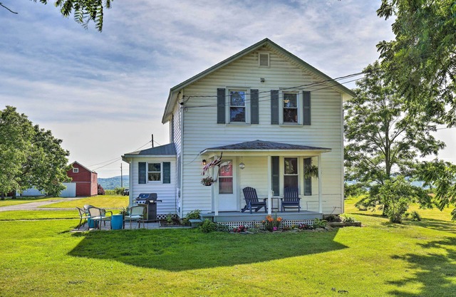 Finger Lakes Farm Retreat: Walk to Wineries!