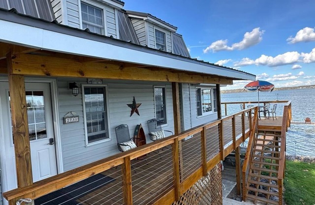 Finger Lakes Spectacular Cayuga Water Front Private & Super Clean! Best Location