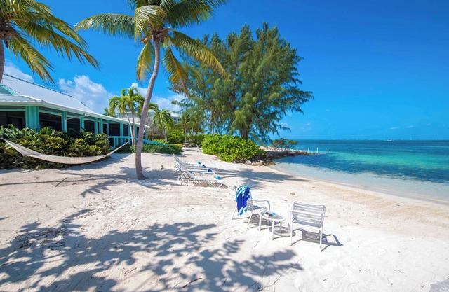 Fingertip Villa: Private, wunderschöne Waterfront Villa in Cayman Kai, in der Nähe von Rum Point