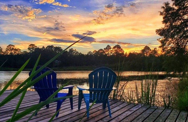 Fins to the Left on Blackwater River - 35 mins to the Beach