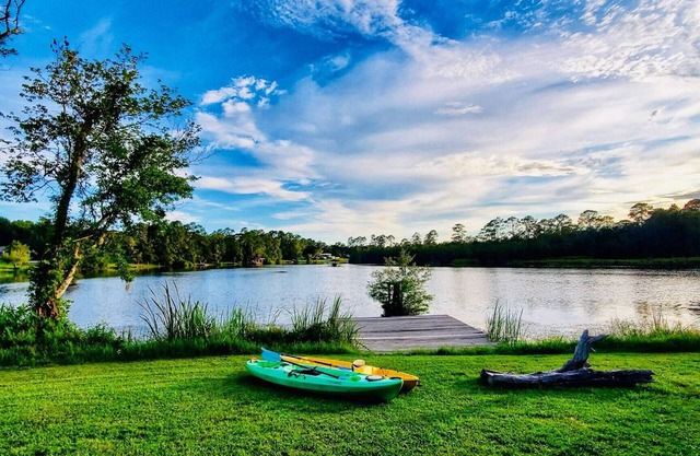 Fins to the Right on Blackwater River - 35 mins to the Beach
