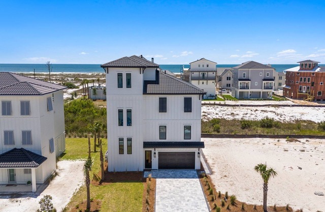 Fins with Benefits: New Build, Beach Views, Outdoor Games, Hot Tub, Pet Friendly