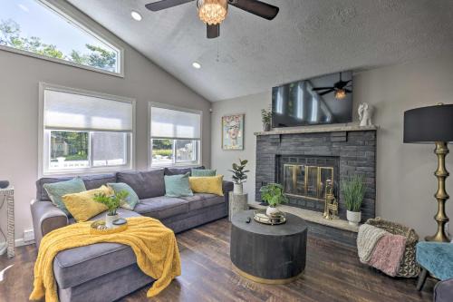 Fire Pit and Furnished Deck Serene Tobyhanna Escape