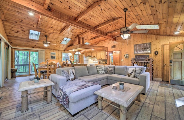 Fire Pit & Grill: Cozy Cabin in Lake Toxaway!