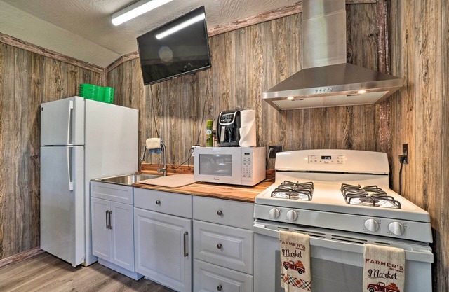 Fire Pit, Hot Tub & Dock: Home in Rockaway Beach