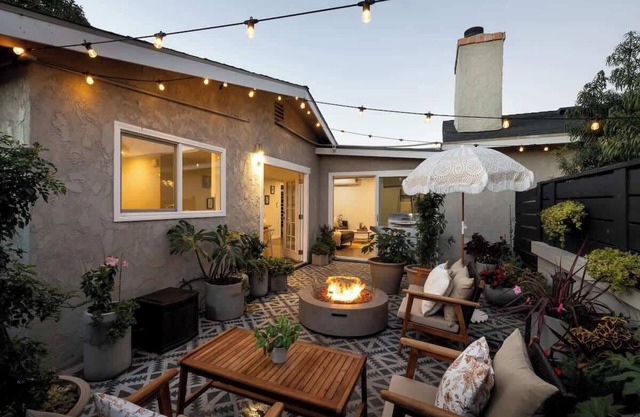 Fire Pit/King Bed/Garden Patio/BBQ/Stocked Kitchen