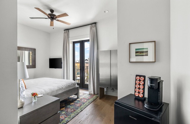 Fire Tower | Charming Downtown Charleston Studio!