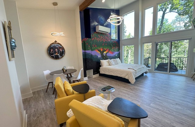 Firefly 2, luxury lakeside treehouse w/ hot tub, BBQ, extra parking, boat putin
