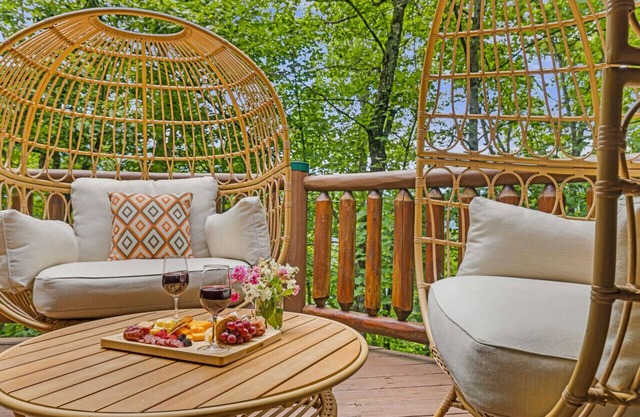 Firefly Lodge; views, theatre, game room, hot tub