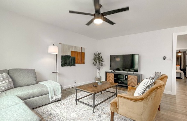 Corey Loves Topeka- 3 miles from Riverwalk!