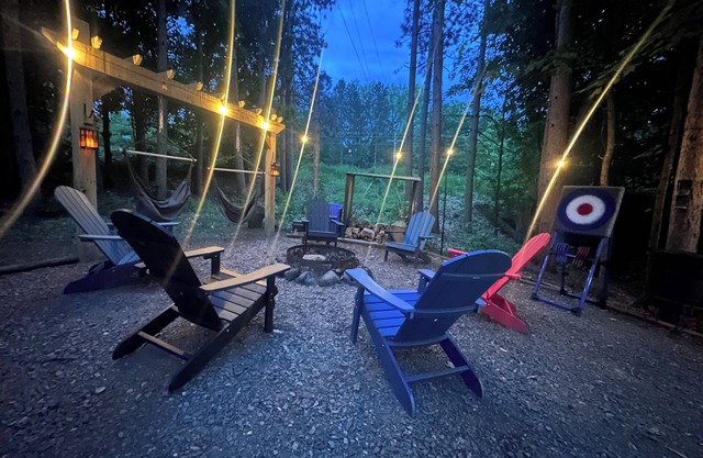 Firepit, Gazebo, Fiber Optic, 10 min Casino