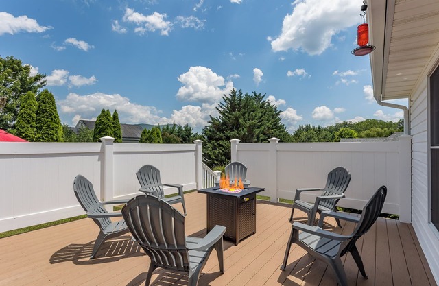Firepit, ping pong, jetted tub, and more! Minutes to JMU, Massanutten + SNP!