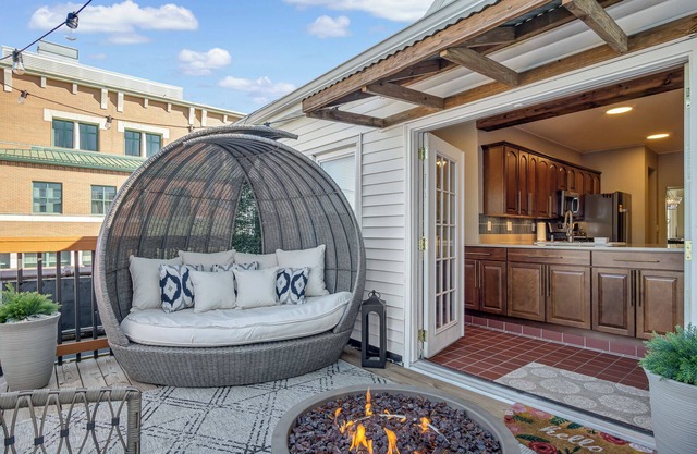 Firepit, Shuffleboard, Foosball, Bridal Suite & Rooftop deck: 30 min from STL