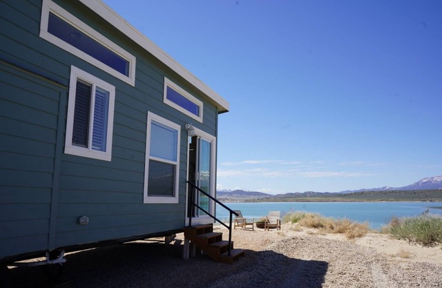 Embrace Lakefront Living, Charming Retreat with Majestic Views and Cozy Comfort!