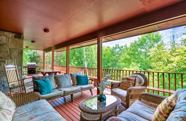 Tolles Zuhause! Schlafmöglichkeiten für 11, Pool, Tennis, Privatsphäre, Aussicht, hundefreundlich, Manchester VT