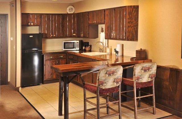 Fireplace, Dry Bar, Theme Suite Mini Premier, Stoney Creek La Crosse