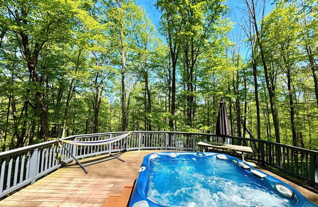 Fireplace, Hot Tub, Sauna– Adventure & Charming Towns!