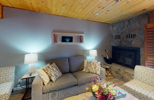 Fireplace | WiFi | Close to Lifts | Windchimes 212