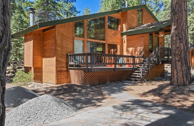 Fireside Chalet - Dog-Friendly, Walk to Lake, Ski