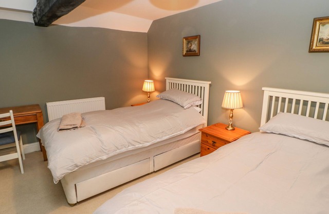 FIRKIN COTTAGE, pet friendly, character holiday cottage in Bedale