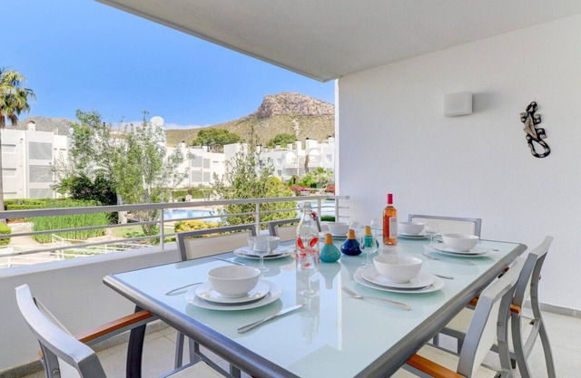 First floor apartment in Bellresguard complex, with pool, near the beach