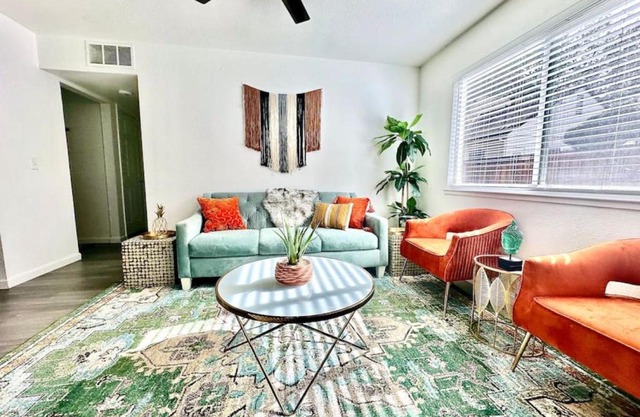 First floor gated, central and remodeled apartment