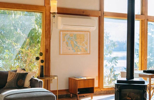 First Light: Waterfront, Hot Tub/Sauna + EV/ 1 bed